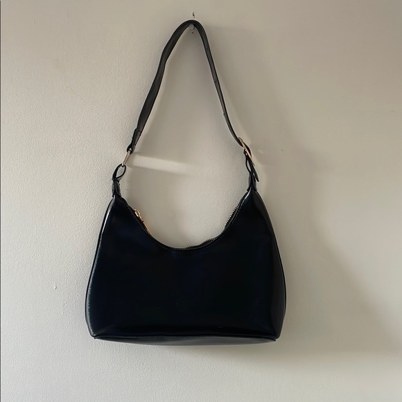 Elegant Black Leather Shoulder Bag - Picture 2 of 3